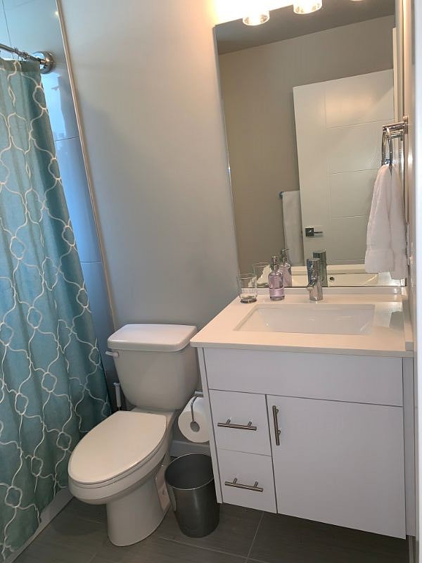 Bathroom (2nd floor)