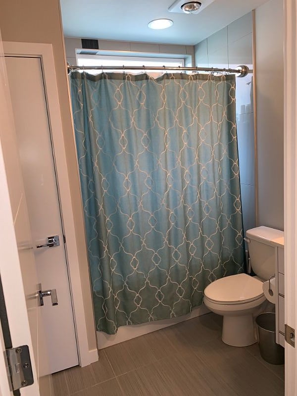 Bathroom (2nd floor)