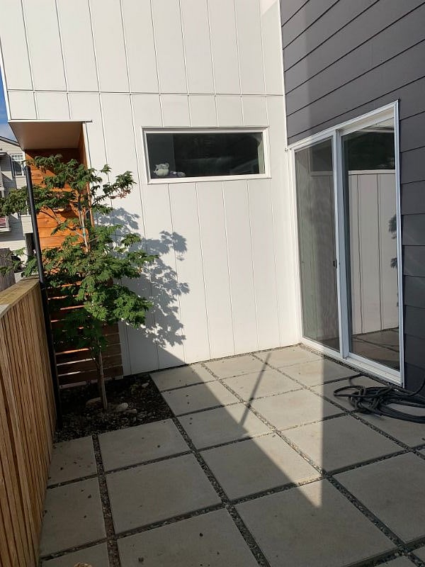 Exterior patio (1st floor)