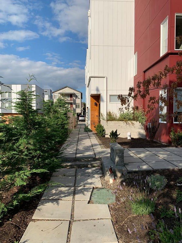 Common walkway between units