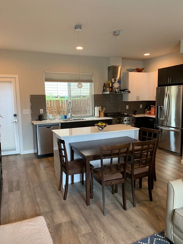 Kitchen/seating