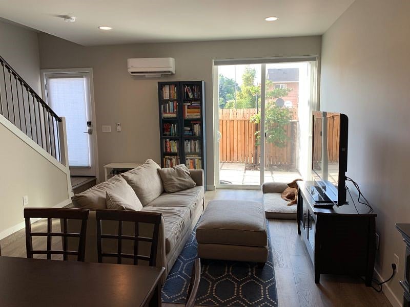 Living room w TV