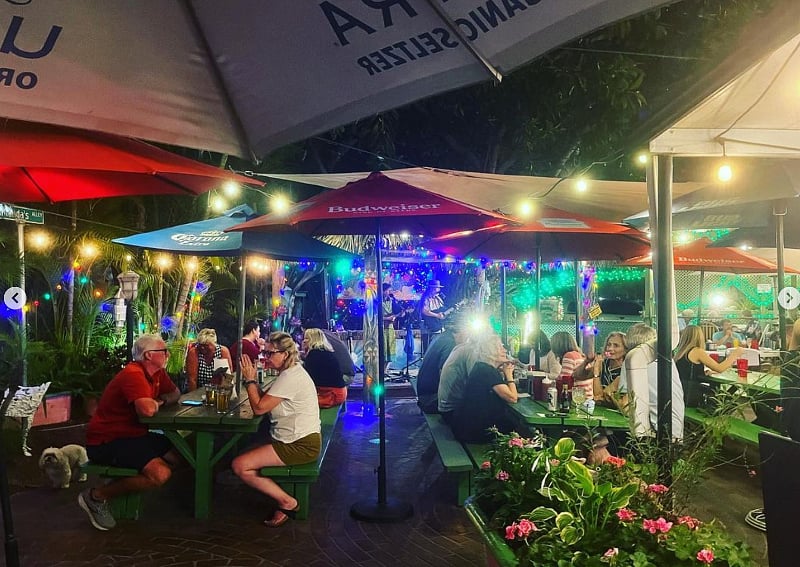 The Chattaway restaurant is a old school circa 1930's American eatery walking distance from the house.
3 block from the Studio