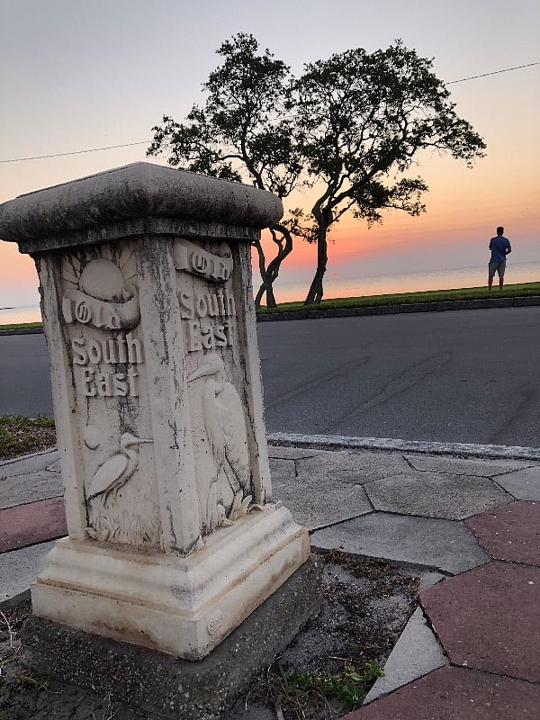 Take your morning coffee to the waterfront ( 2 blocks away) and watch the sunrise over Tampa Bay!