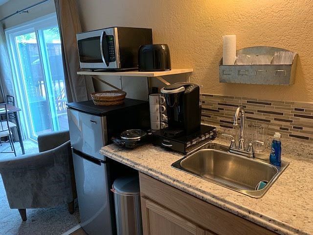 KITCHENETTE