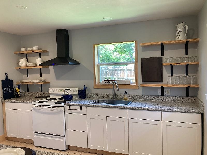 Fully stocked kitchen w/granite countertops and full size appliances.