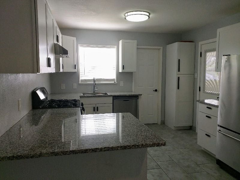 Fully stocked kitchen w/granite countertops.