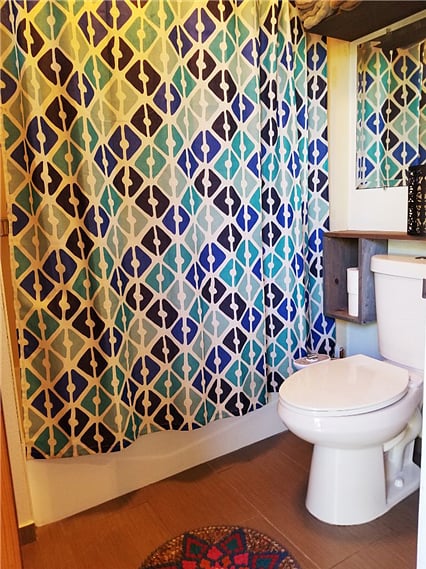bathroom with bathtub/shower