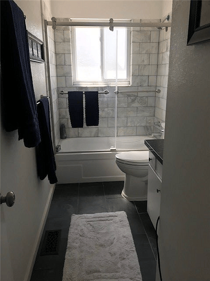 Front Bathroom/Marble, full tub/shower