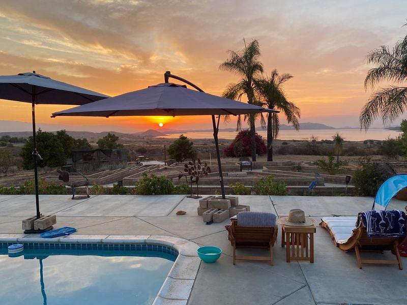 You wil have a lake view and a shared pool