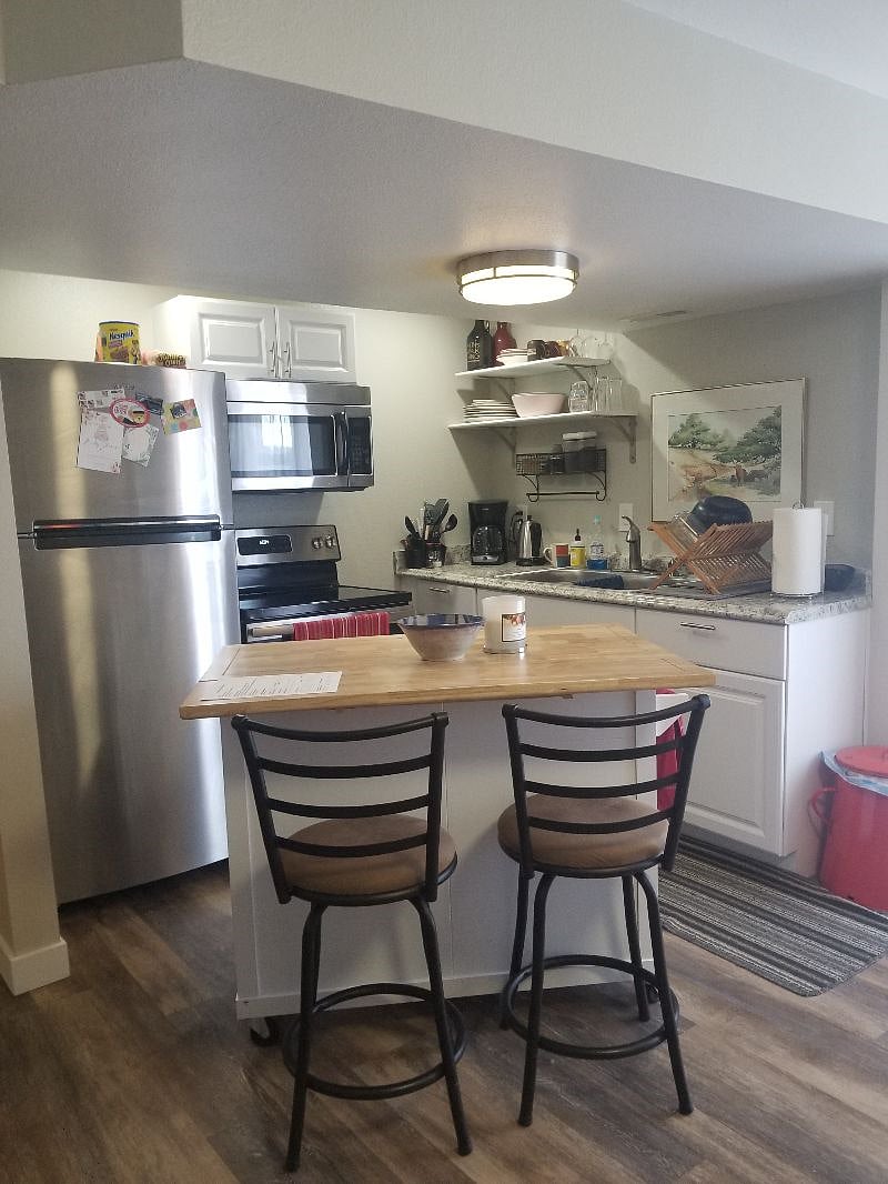 Full kitchen. No dishwasher.
