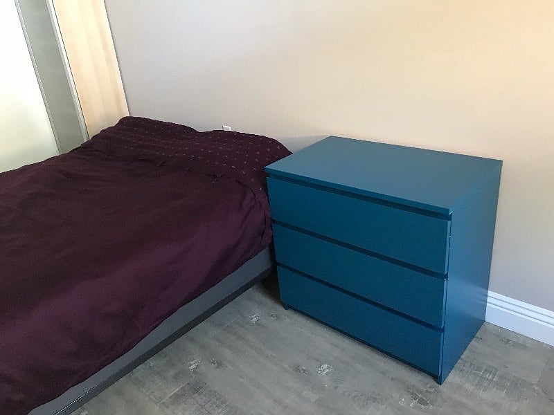 queen bed with dresser