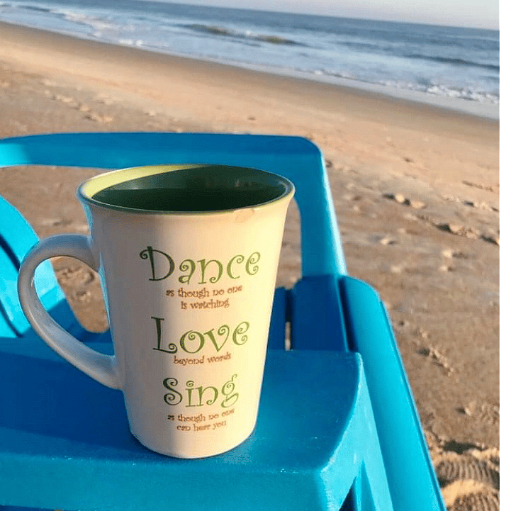 DANCE LOVE & SINGGGG AT THE BEACH : )