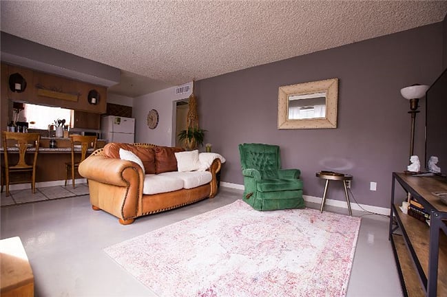 Living Area, with 50'' TV Netflix, Hulu, Amazon Prime, Local Channels