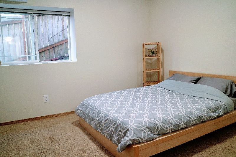 Bedroom with Queen bed/closet