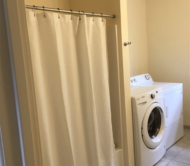 in-unit washer and dryer and tub/shower
