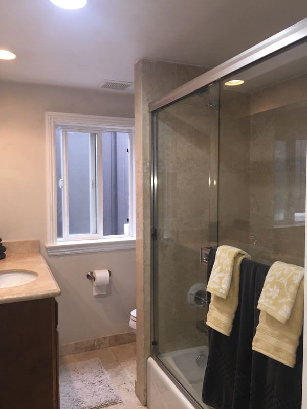 Bathroom with tub/shower