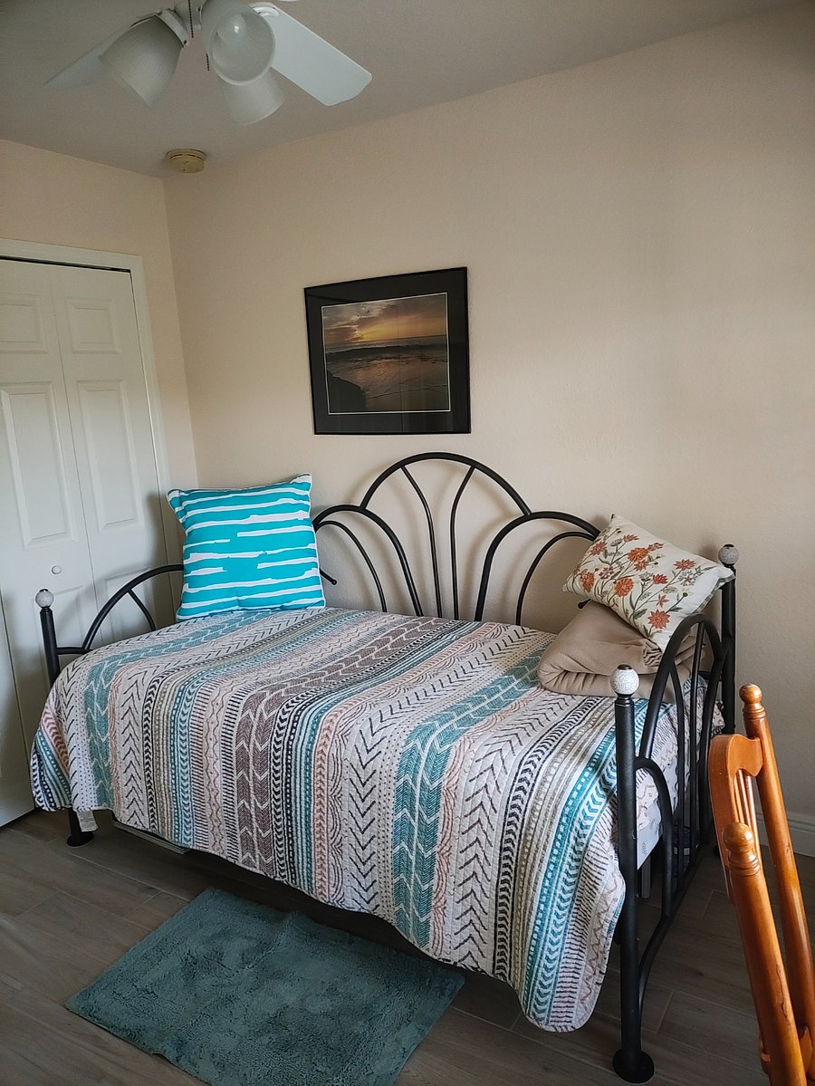 Daybed in private office