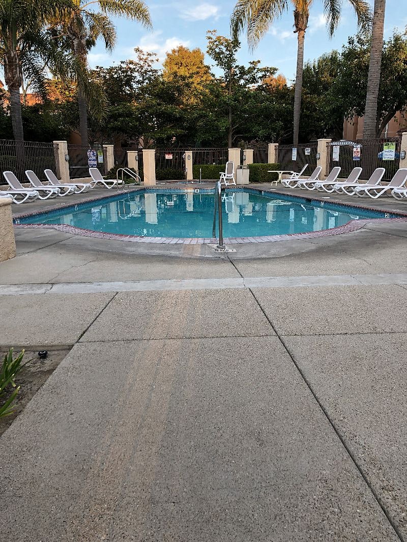 Exterior Cozy Condo - pool area - showers - jacuzzi