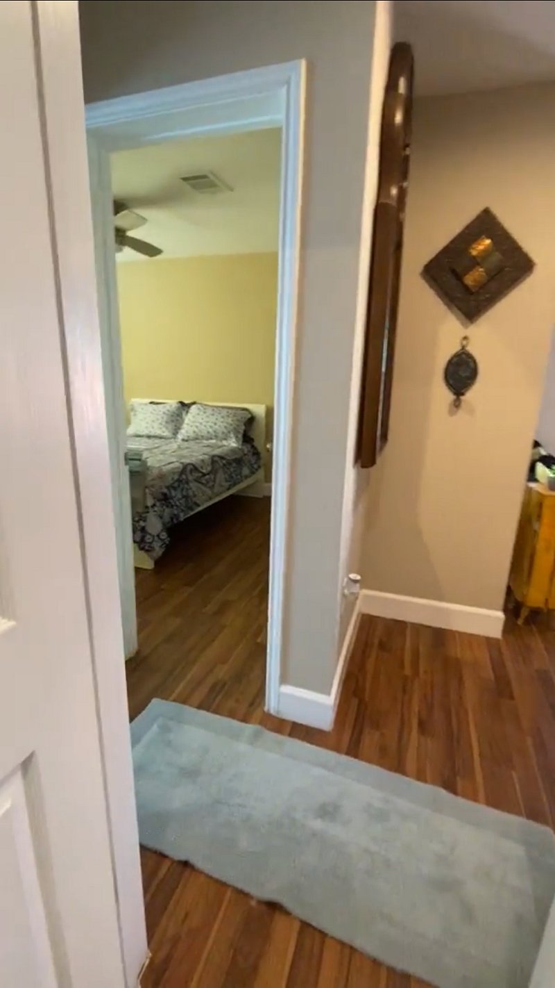 Apt B hall to master
