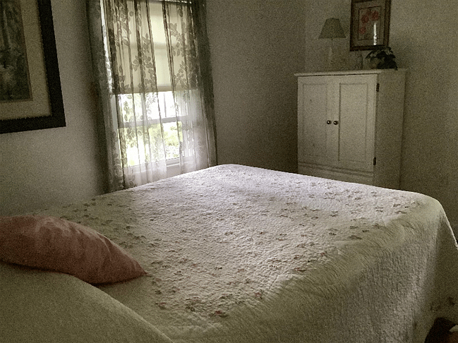 Bedroom
(Queen size bed)