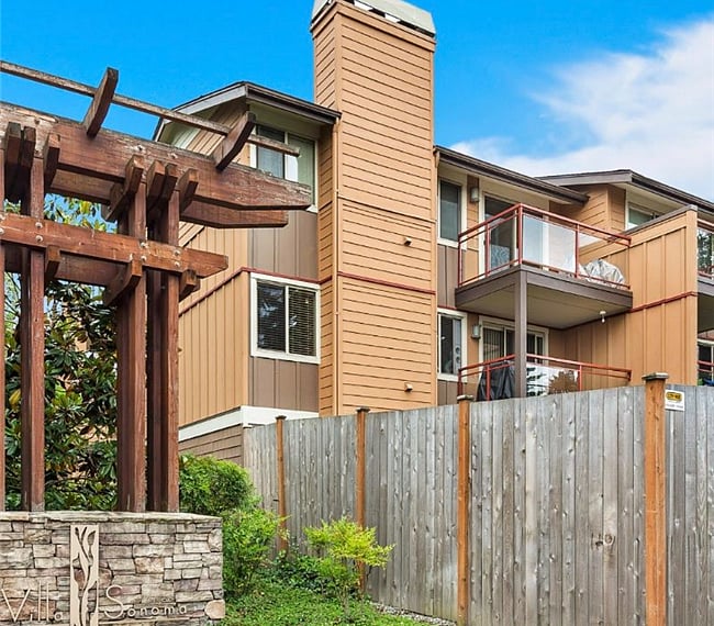 Outside Villa Sonoma Condominiums 