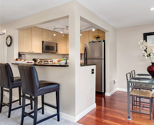 Sitting Bar with dining area and kitchen