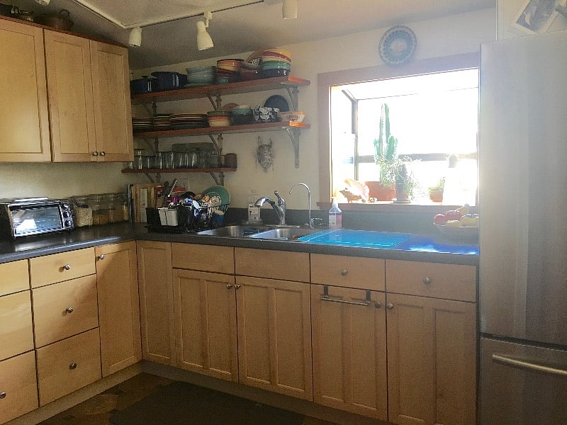 'Fully equipped kitchen