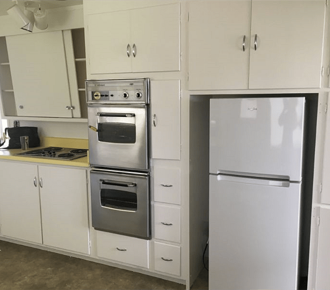 Double oven, 2 refrigerators, lots of  kitchen cupboards