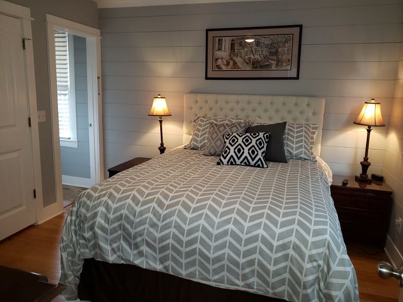 Bedrooms have Windows, TV, Desk, Art