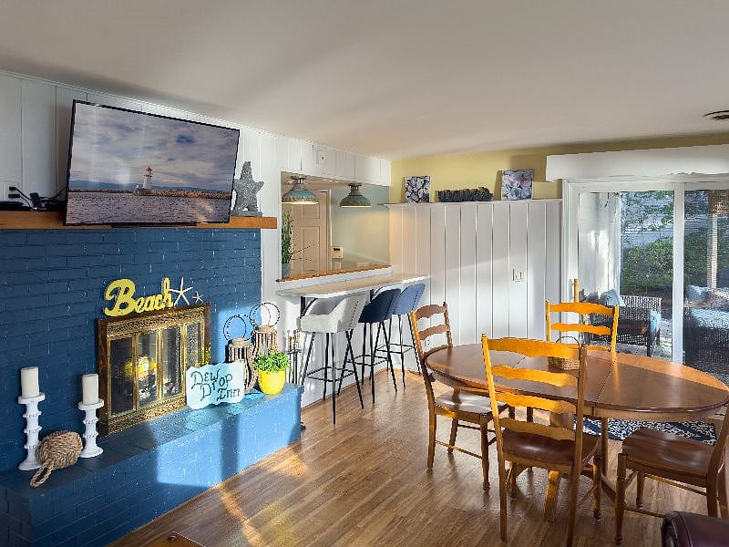 Working fireplace and breakfast/work bar
