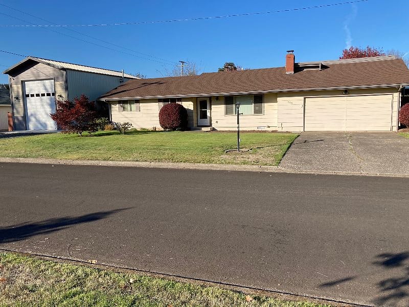 Shea Rooms is part of a 1700 sq ft, 4BR, 2 bath home on 1/3 acre corner lot in a quiet well-maintained neighborhood.