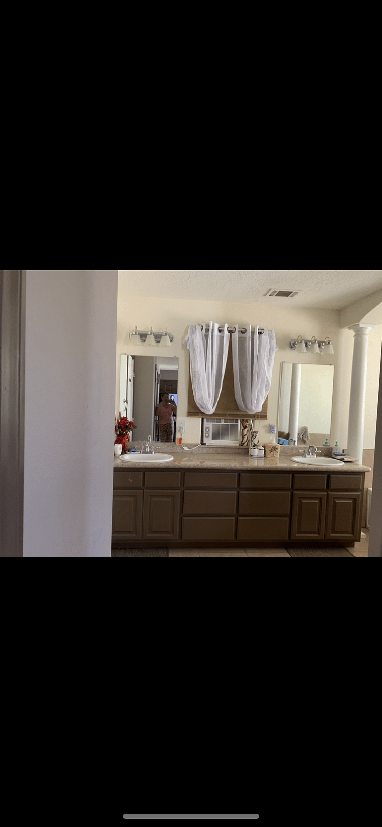 Two Vanity sinks next to Jacuzzi.