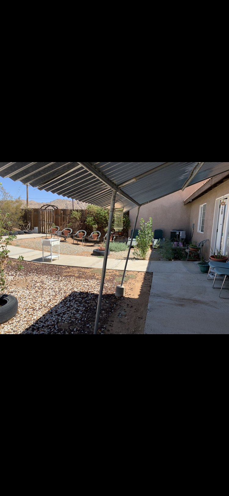 Private Walkway to the Unit.