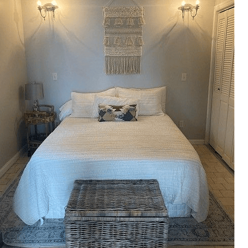 Cottage queen bed