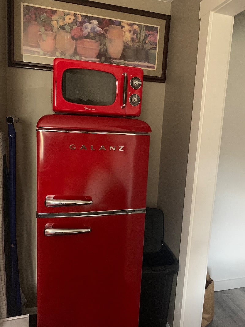 Cute retro frig.and microwave.