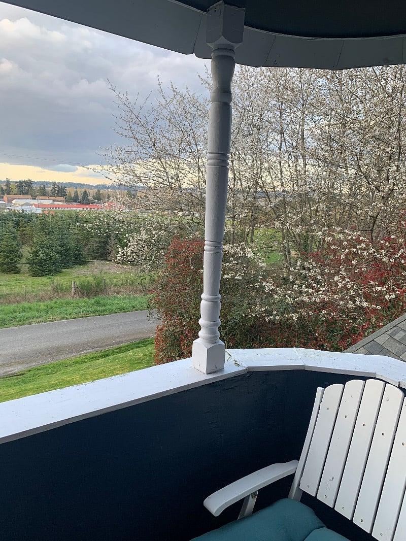 Private balcony on private road-total calm.