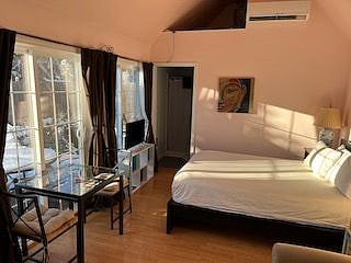 Cafe table, smart TV, queen bed