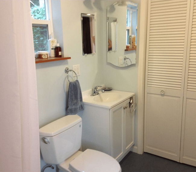 Bathroom toward the closet