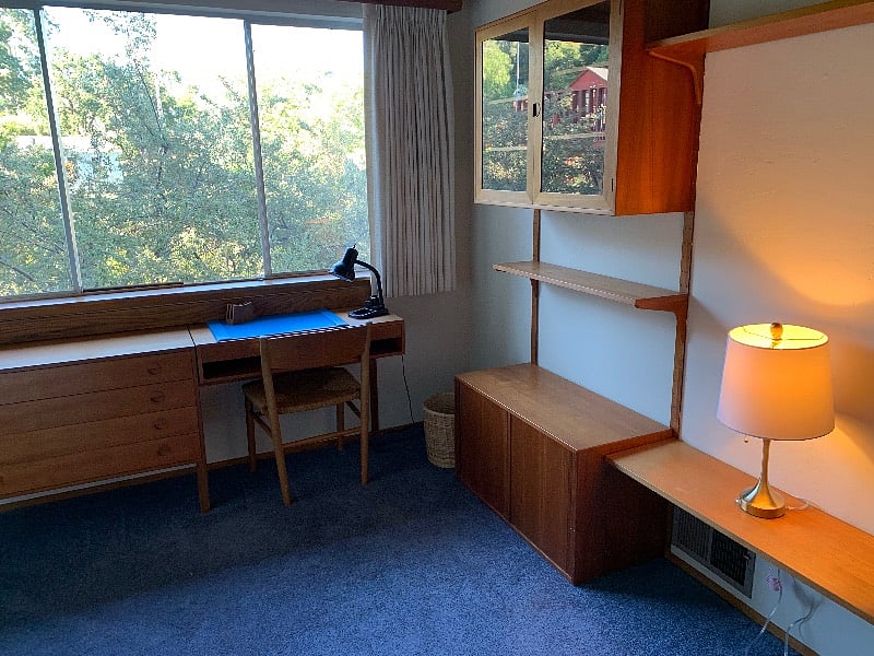 Bedroom with twin bed