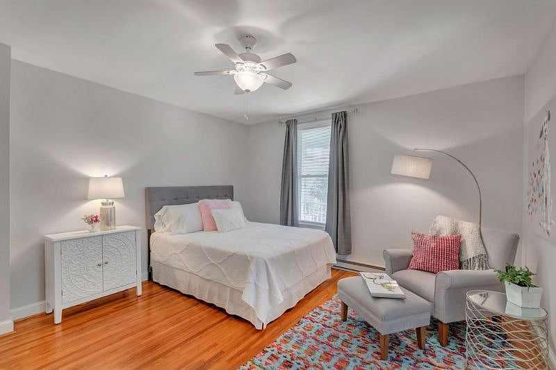 Studio is well equipped with Queen bed, chairs ottoman, desk area,ceiling fan