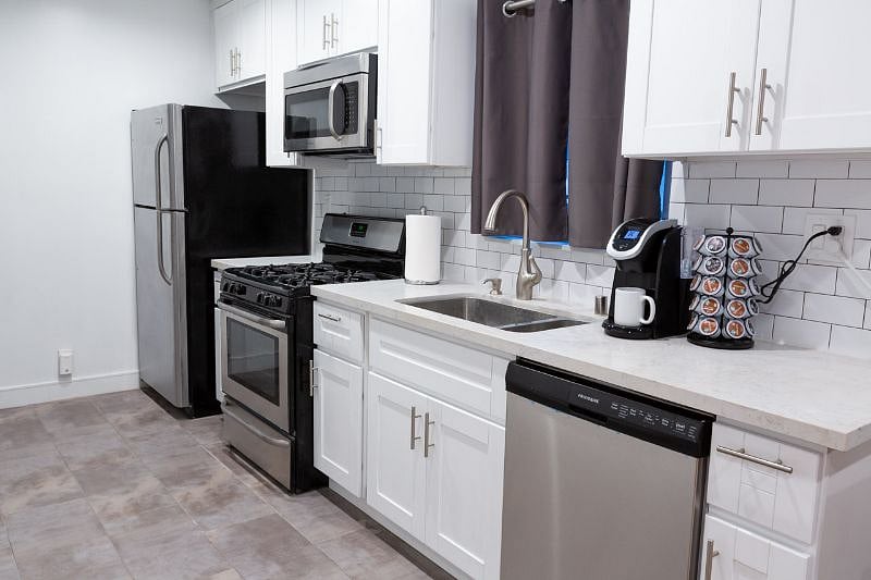 Kitchen (different view)