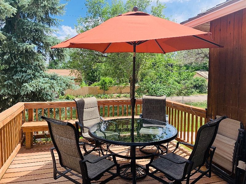 Side deck with sun shade and grill (communal)