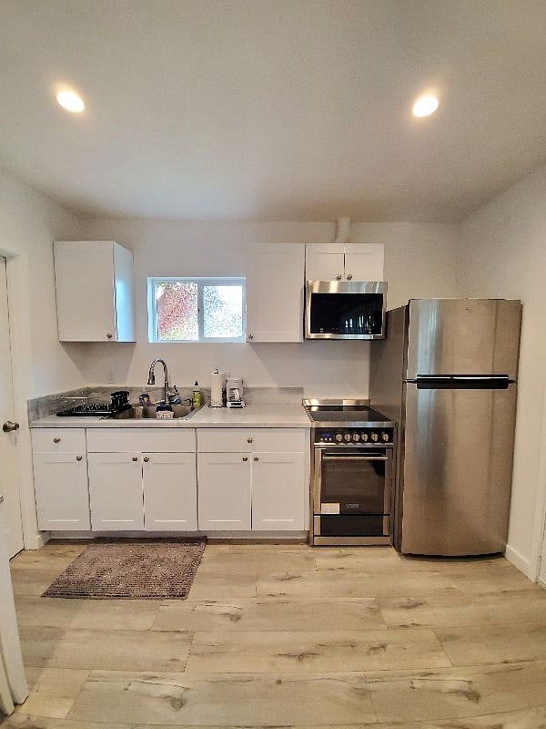 Kitchen includes all kitchenware.