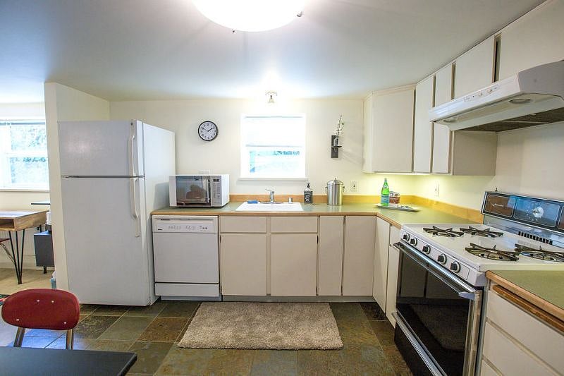 Full kitchen with gas stove. 