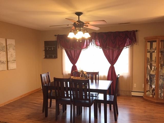 Dining area with seating for 6, additional seating available at the island as well. 