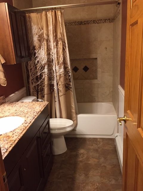 Main bath, large vanity and tiled tub