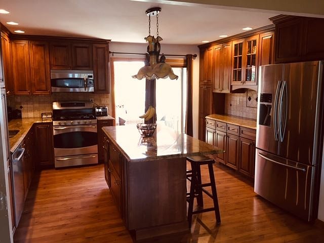 Large EIK with granite throughout, high end appliances and fully equipped. 