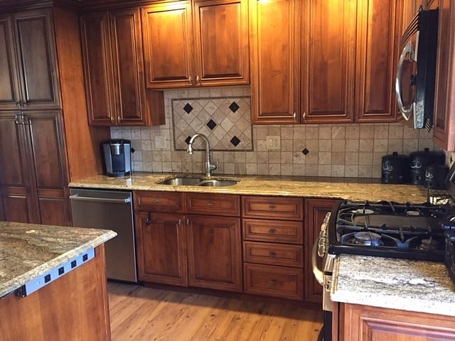 Large EIK with granite throughout, high end appliances and fully equipped. 