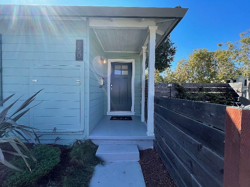 FRONT ENTRY | View from front walkway to entranceway & mailbox